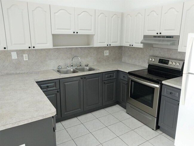 Building Photo - 2424 SW 143rd Pl
