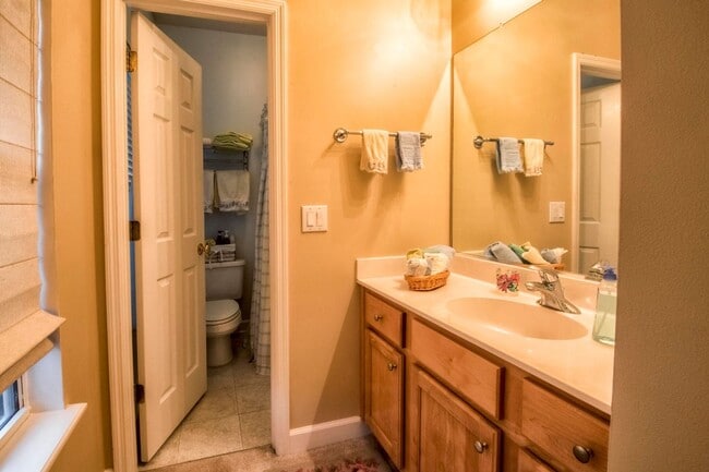 Building Photo - Stunning 3 - Bedroom 2.5 - Bath Townhome -...