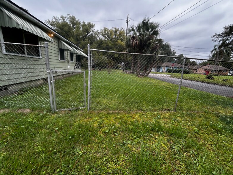 Building Photo - 2652 Merwyn Rd