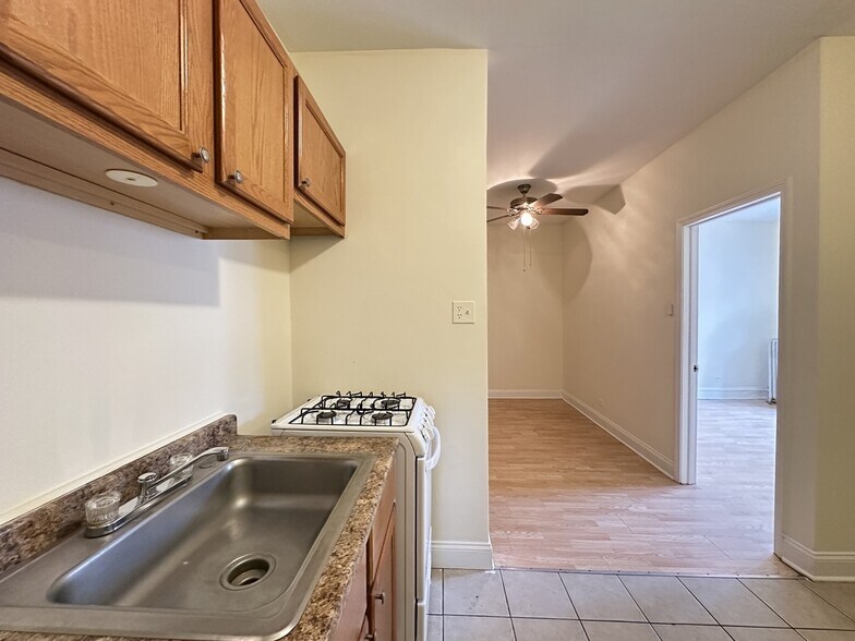 Building Photo - 4854 N Damen Ave