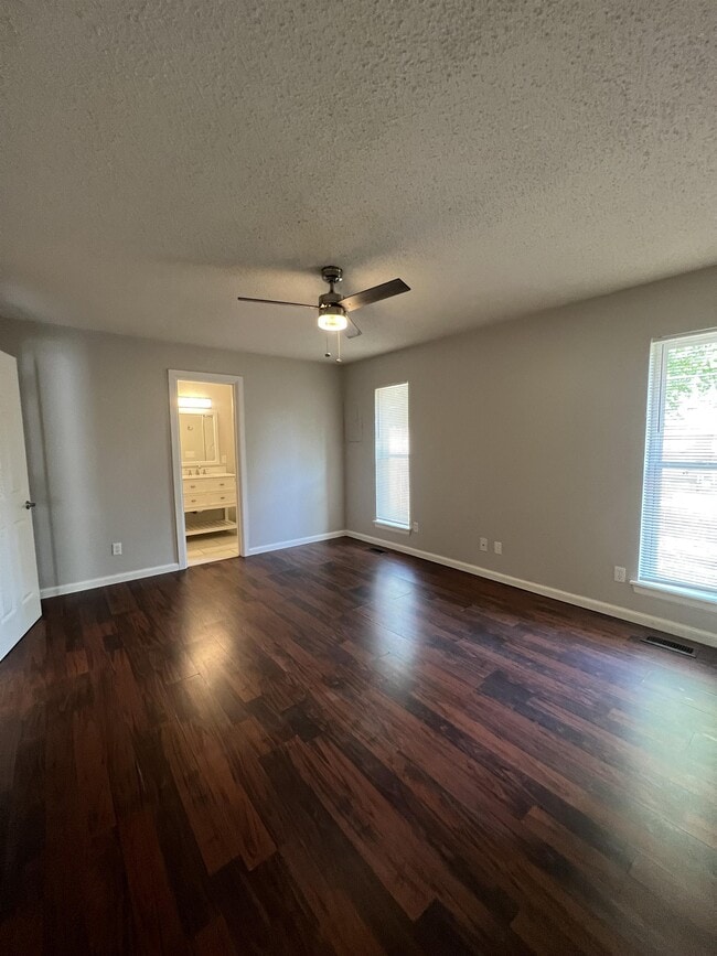 Building Photo - 2241 Donna Dr