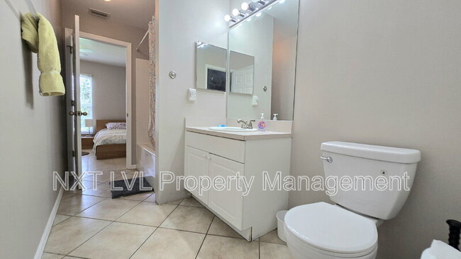 Building Photo - 4022 SW 12th Pl