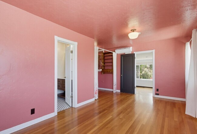 Building Photo - Historic Charm Meets Modern Living – Stunning 5 Bedroom Home on Iconic Myrtle Avenue
