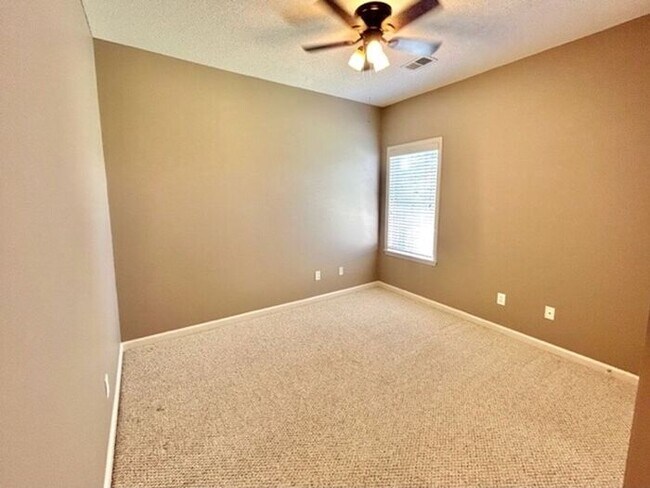 Building Photo - Now leasing a spacious 3 bedroom 2 bath ho...