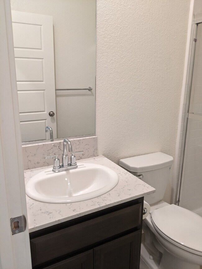 Building Photo - Prime location in Merced!