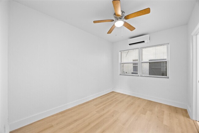 Building Photo - 412 SE 16th St