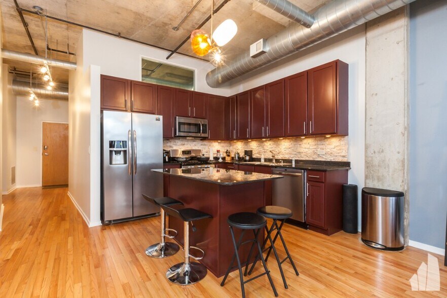 Building Photo - 933 W Van Buren St