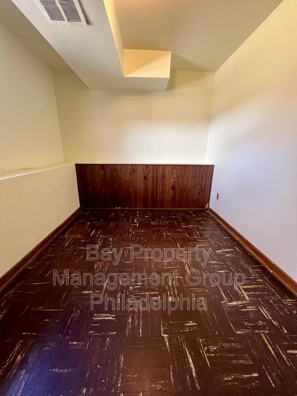 Building Photo - 303 Hedgerow Ln