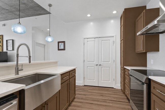 Building Photo - 5925 Almeda Rd