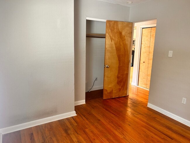 Building Photo - 4 Bedroom, 2 Bathroom in the Lower Rattles...