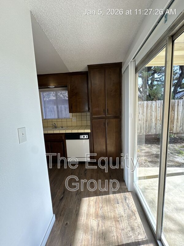 Building Photo - 2019 E Walnut Ave