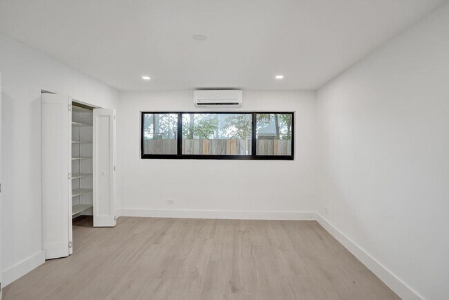 Building Photo - 840 SE 22nd Ave