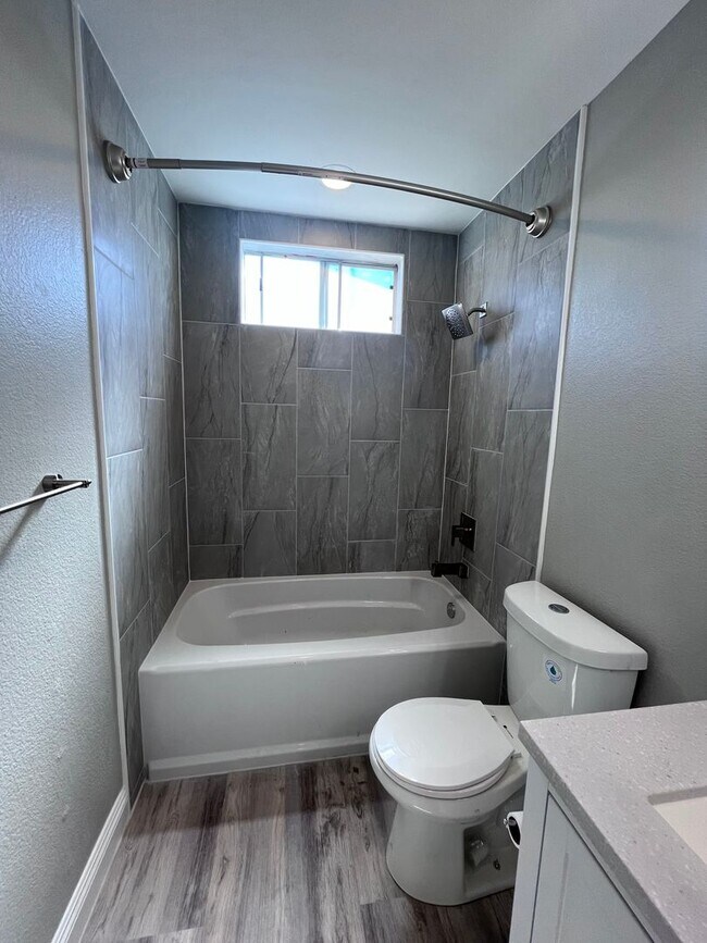 Building Photo - Beautifully Upgraded One Bedroom-One Bathroom Apartment in Talmadge