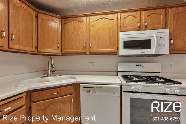 Building Photo - 2 br, 1 bath House - 3758 S Maple View Dri...