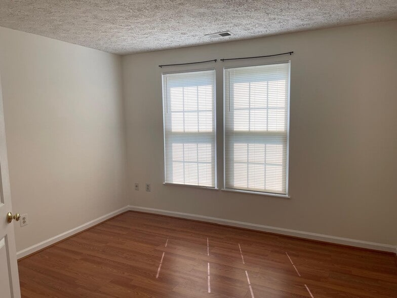 Building Photo - 5610 Avonshire Pl