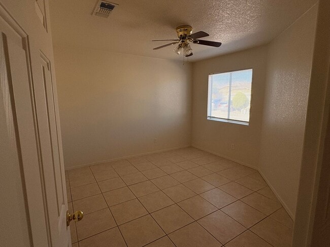 Building Photo - 3Bed 2Bath West Side Home