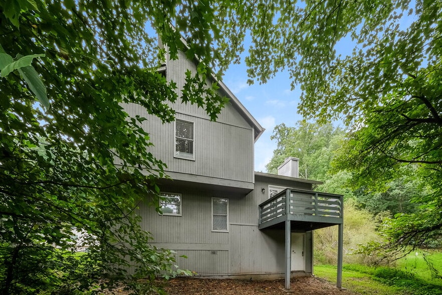 Building Photo - 4707 Greenway Rd NW