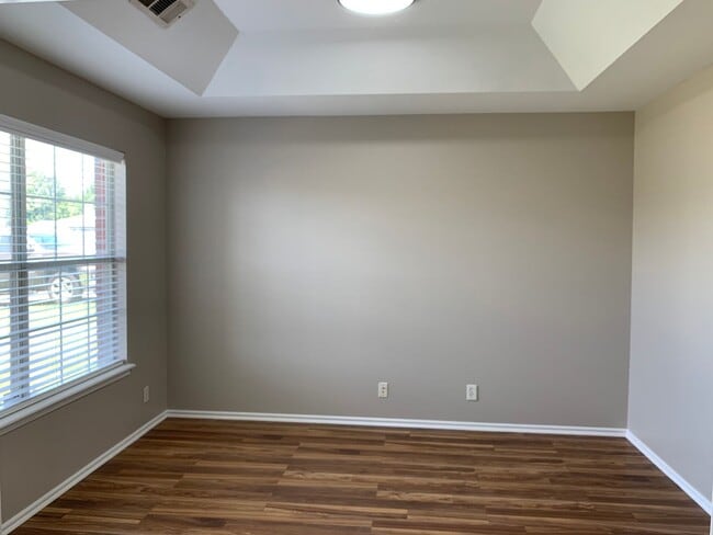 Building Photo - Spacious 4-bedroom home offers an easy com...