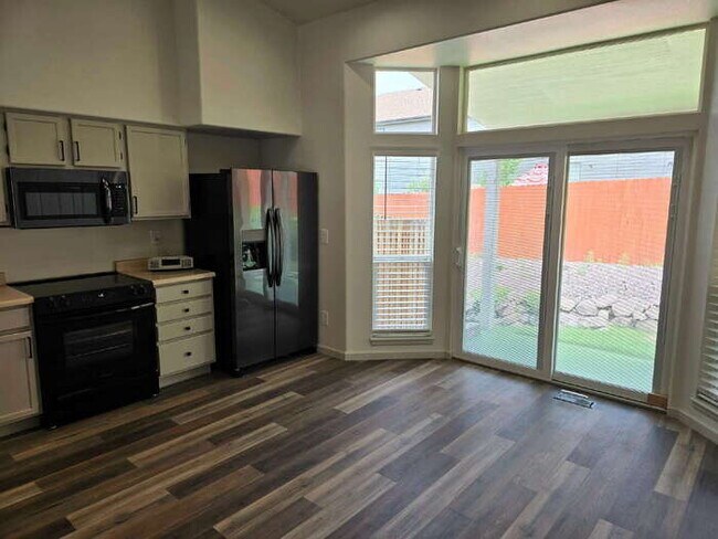 Building Photo - Beautifully Remodeled 2 Bed, 2 Bath, Single level Townhome, 2 car garage.