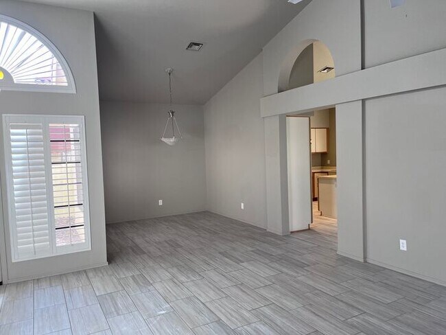 Building Photo - Adorable light and bright! 3Bedroom/2Bath ...