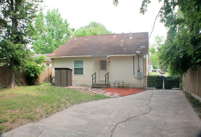 Building Photo - 8241 Glenview Dr