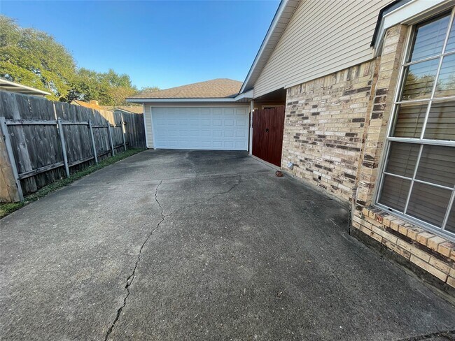 Building Photo - 302 Yorkshire Ct