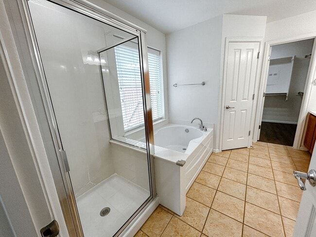 Building Photo - Spacious 3/2 house in Summerlyn Subdivisio...