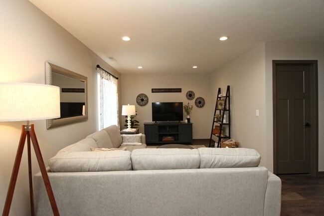 Building Photo - Beautiful Furnished Townhouse -Shorter Ter...