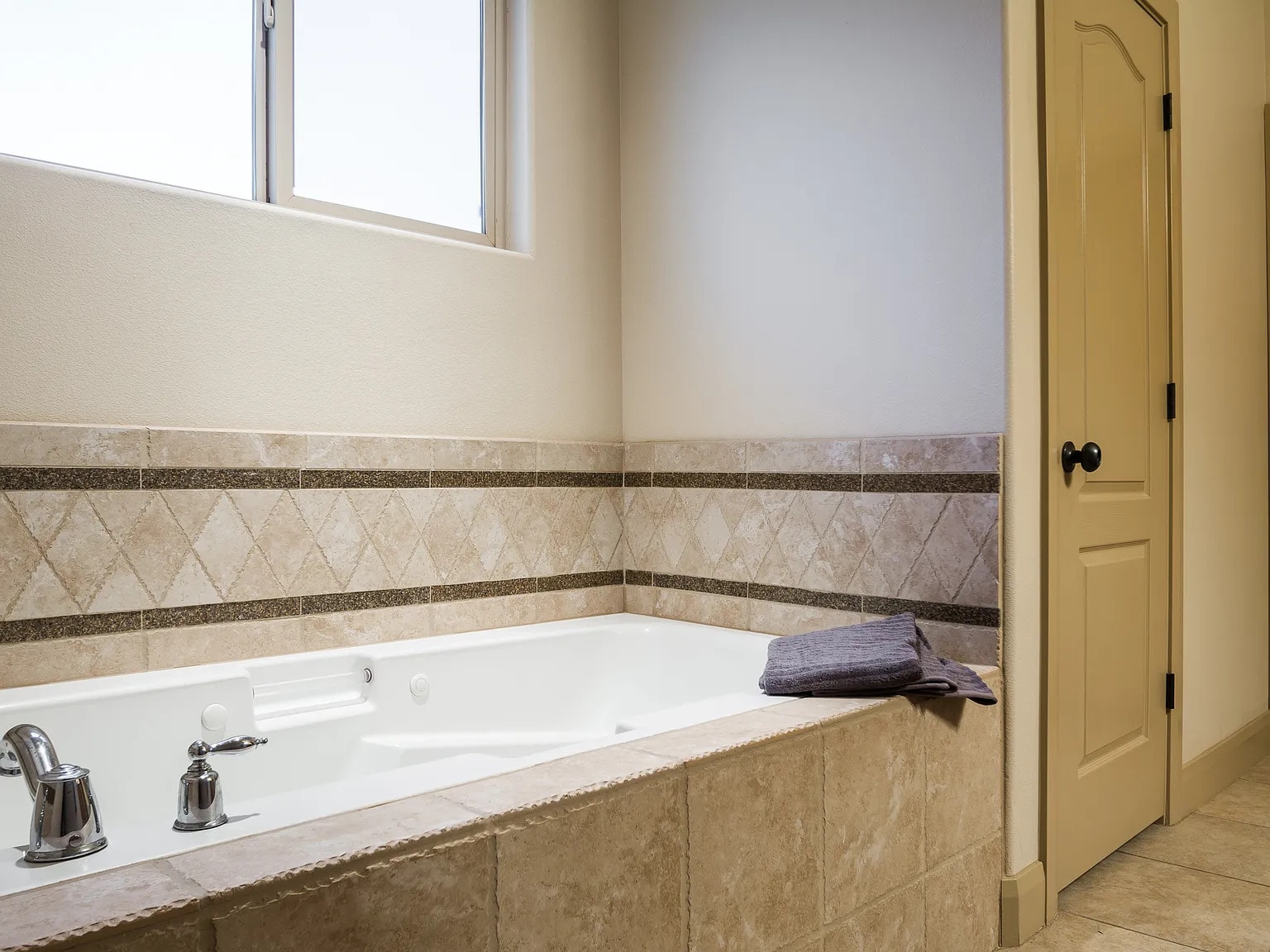 master bath, soaker tub and large shower - 2819 S Grass Valley Dr