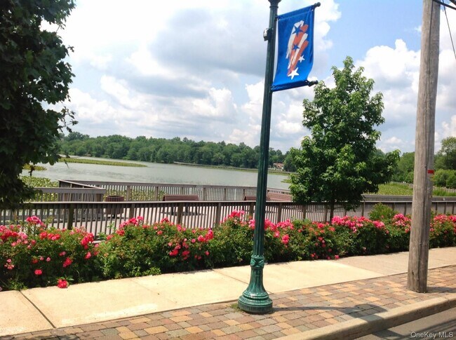 Building Photo - 962 US-9W