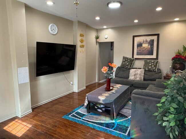 Building Photo - 29 N Texas Ave