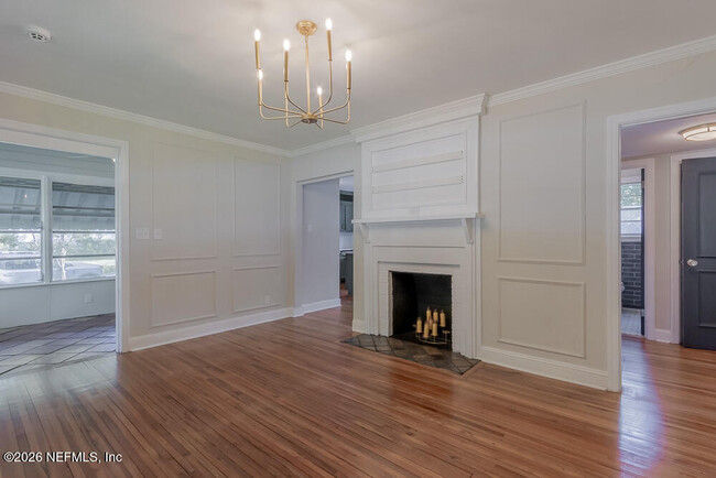 Building Photo - 1375 Menna St