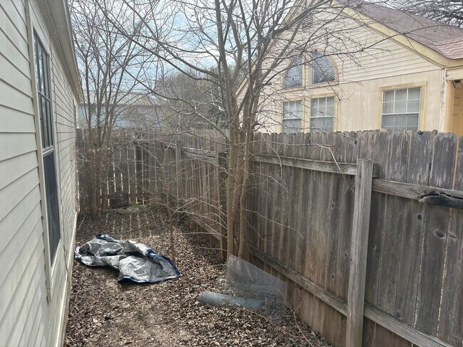 Building Photo - Charming Updated Duplex Unit with Private Yard & Modern Finishes