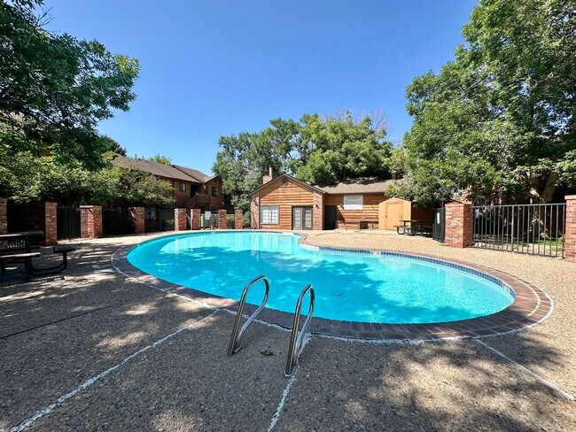 Building Photo - Spacious 2 Bed 2 Bath Condo in Aurora! Across from Community Pool!!