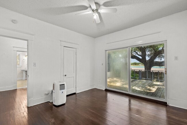 Building Photo - Charming 3 bedroom 1940's bungalow!