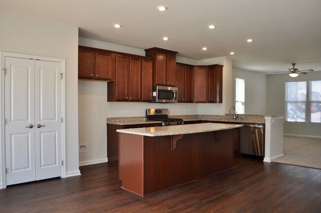 Building Photo - Beaver Creek Commons 3 Bed | 3.5 Bath Town...