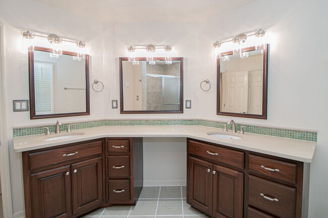 Building Photo - 815 Shady Bluff Trail