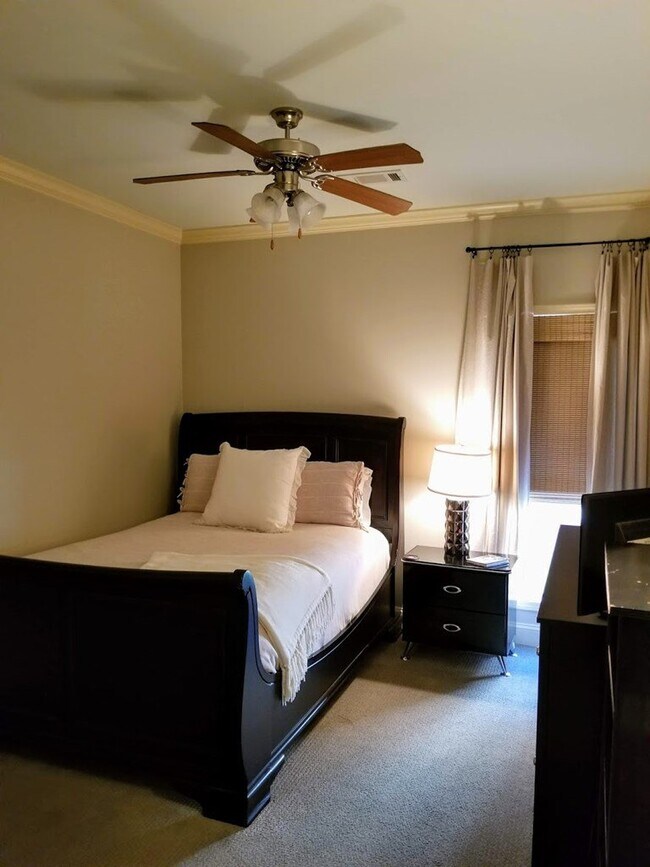 Building Photo - 213 Cherrybark St