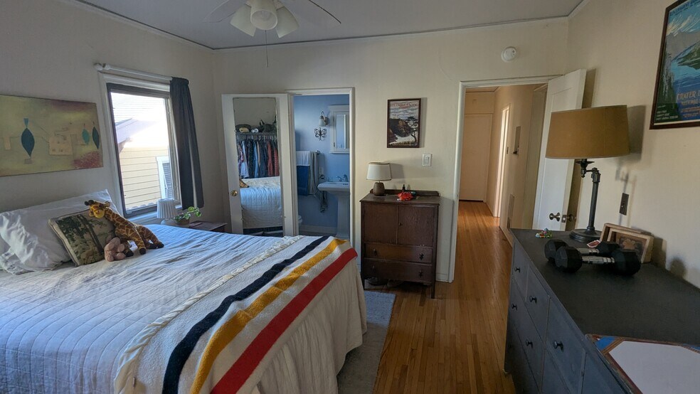Building Photo - 2510 De la Vina St