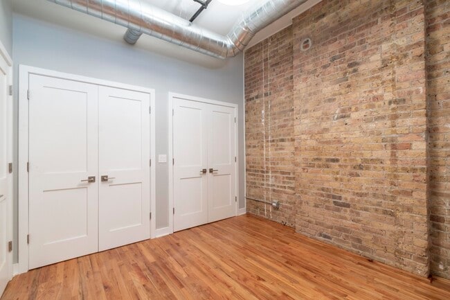 Building Photo - 25 W Hubbard St