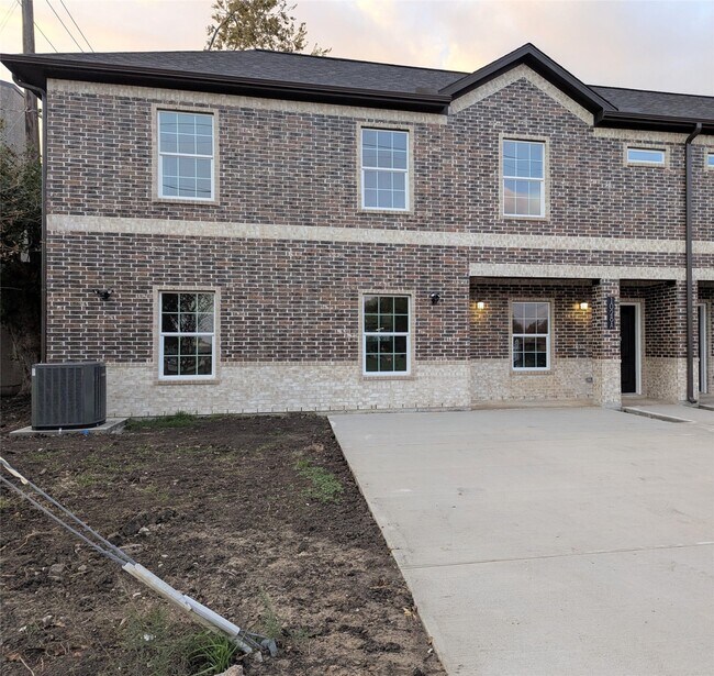 Building Photo - 1028 Francis Dr