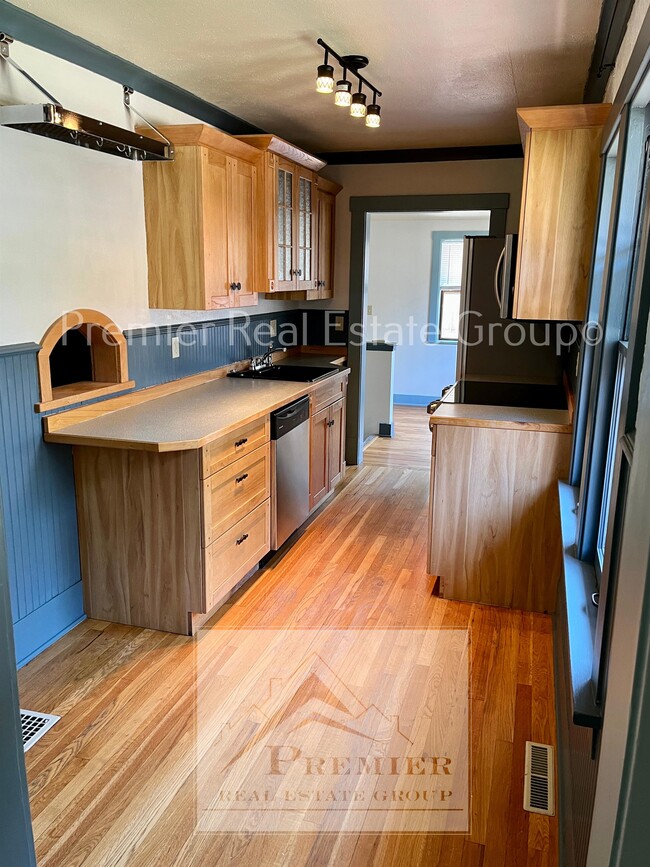 Building Photo - 2021 N El Paso St