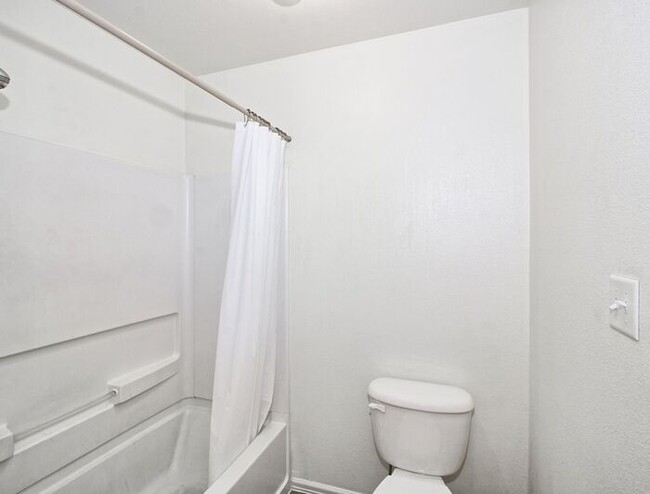 Building Photo - Charming 3 Bed, 2 Bath Townhome in Orchard...