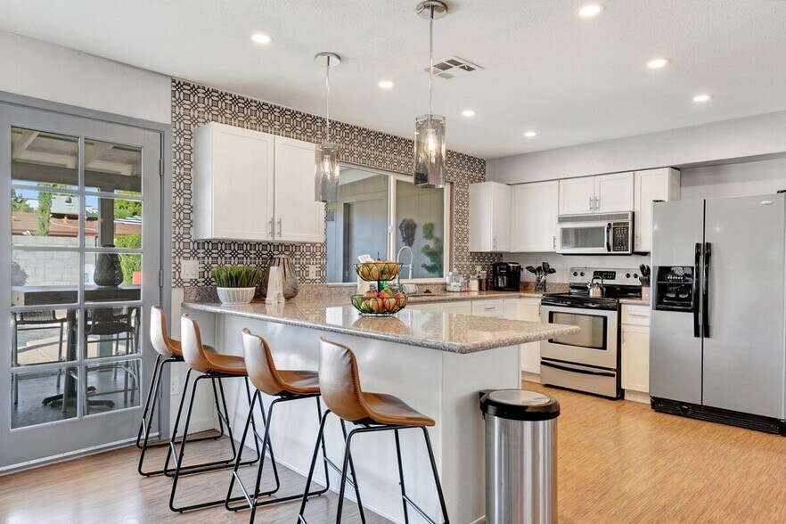 Building Photo - 4820 E Poinsettia Dr