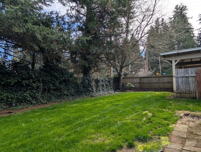 Building Photo - Bright 3 bedroom/ 1 bathroom Duplex with a fireplace and covered parking!