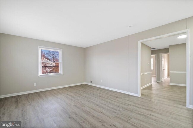 Building Photo - 883 Bellevue St SE