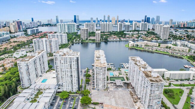 Building Photo - 18051 Biscayne Blvd