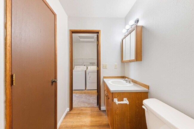 Building Photo - Spacious Townhome 3 Bedrooms plus office!