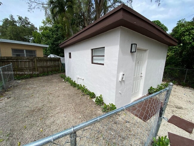 Building Photo - 11310 Peachtree Dr