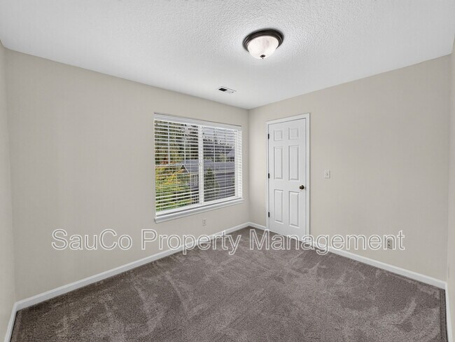 Building Photo - 7839 NE Kian Ln